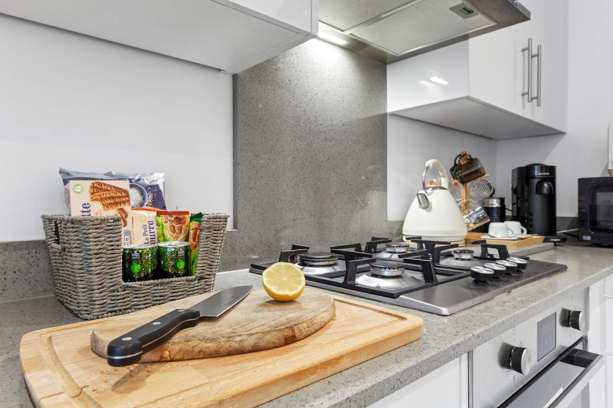 Modern Basement Stoke Newington London, Close To Transport London