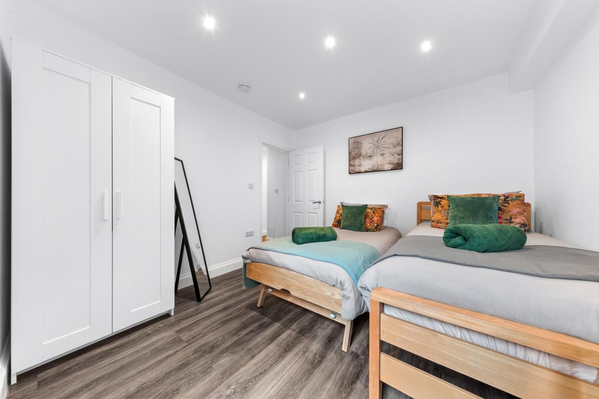 Modern Basement Stoke Newington London, Close To Transport