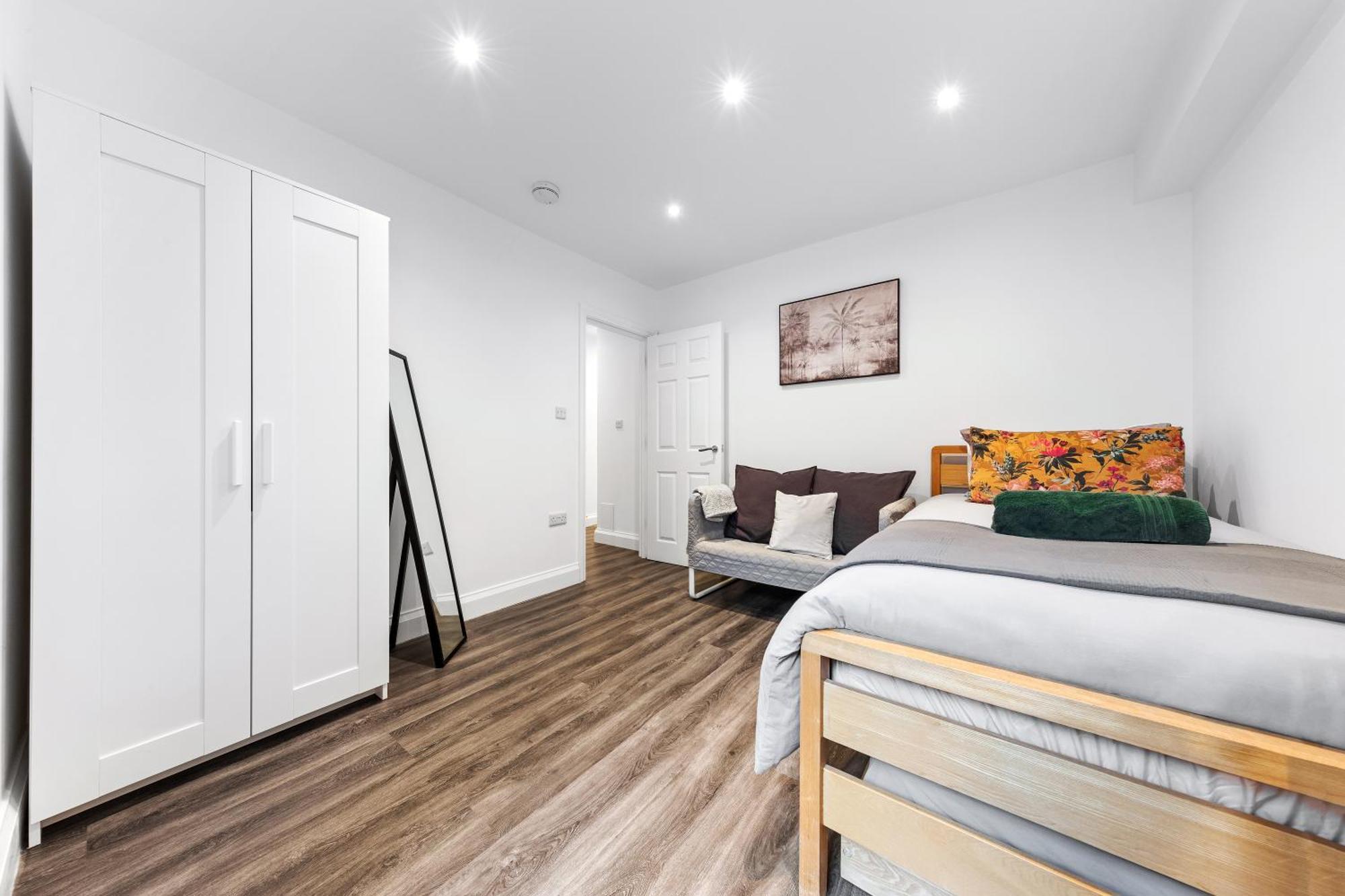 Modern Basement Stoke Newington London, Close To Transport London